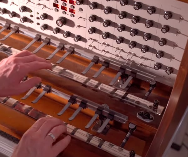 Playing the Mixtur Trautonium